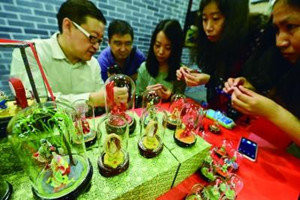 Visitors learn the technique of making dough figurines at the Dongcheng Intangible Cultural Heritage Museum during its opening on June 10. [Legal Evening News/Liu Chang]